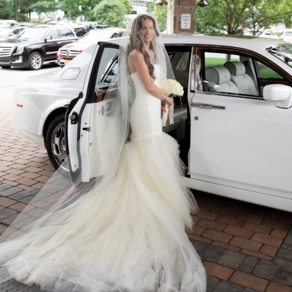 Vera Wang “Pavlova” wedding gown! - Picture 6 of 8